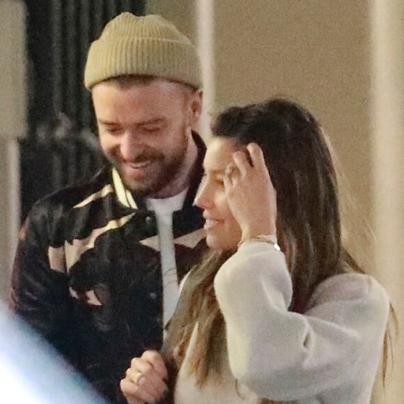 Exclusif - Justin Timberlake et sa femme Jessica Biel sortent, hilares et complices, d'un immeuble de bureaux à Los Angeles, Californie, Etats-Unis, le 30 novembre 2017.