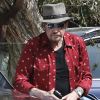 Johnny Hallyday arrive avec sa chienne Cheyenne pour aller déjeuner avec ses amis, P. Rambaldi et le musicien J.C. Sindres au restaurant Nobu dans le quartier de Malibu à Los Angeles, le 2 avril 2017.
