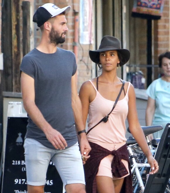 Semi-Exclusif - Benoît Paire et sa compagne Shy'm se promènent dans les rues de Brooklyn à New York, le 23 août 2016.