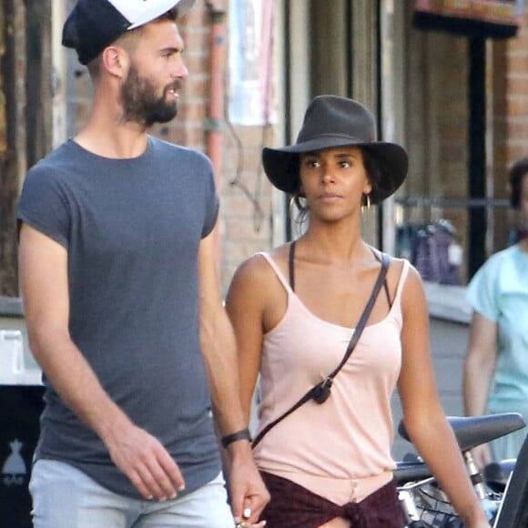 Semi-Exclusif - Benoît Paire et sa compagne Shy'm se promènent dans les rues de Brooklyn à New York, le 23 août 2016.