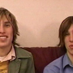 Après la chirurgie esthétique. Matt et Mike Schlepp, des jumeaux originaires d'Arizona, ont dépensé 20 000 dollars en 2004 pour tenter de ressembler à leur idole, Brad Pitt. Les deux frères avaient participé à l'époque à l'émission de télé-réalité "I Want a Famous Face" sur MTV.
