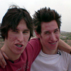 Avant la chirurgie esthétique. Matt et Mike Schlepp, des jumeaux originaires d'Arizona, ont dépensé 20 000 dollars en 2004 pour tenter de ressembler à leur idole, Brad Pitt. Les deux frères avaient participé à l'époque à l'émission de télé-réalité "I Want a Famous Face" sur MTV.