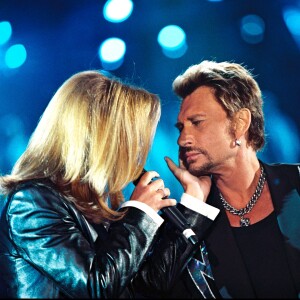 Lara Fabian et Johnny Hallyday en duo sur la scène du Stade de France, en 1998