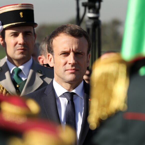 Le président Emmanuel Macron est accueilli à l'aéroport de Alger par A .Bensalah, le président du conseil de la nation le 6 décembre 2017. @ Ludovic Marin / Pool / Bestimage