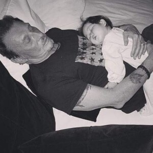 Johnny Hallyday partage une photo avec sa fille Joy, lorsqu'elle était bébé, sur Instagram, le 29 octobre 2017.
