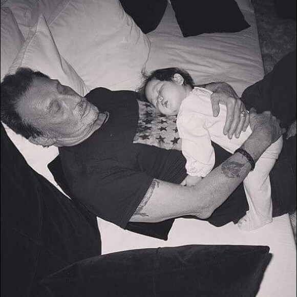 Johnny Hallyday partage une photo avec sa fille Joy, lorsqu'elle était bébé, sur Instagram, le 29 octobre 2017.