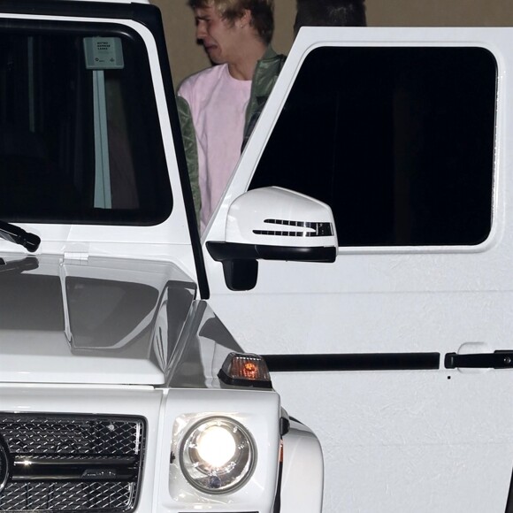 Justin Bieber et sa compagne S.Gomez ont été aperçus quittant l'église séparement après l'office religieux du mercredi soir à l'église de Los Angeles, le 6 décembre 2017.