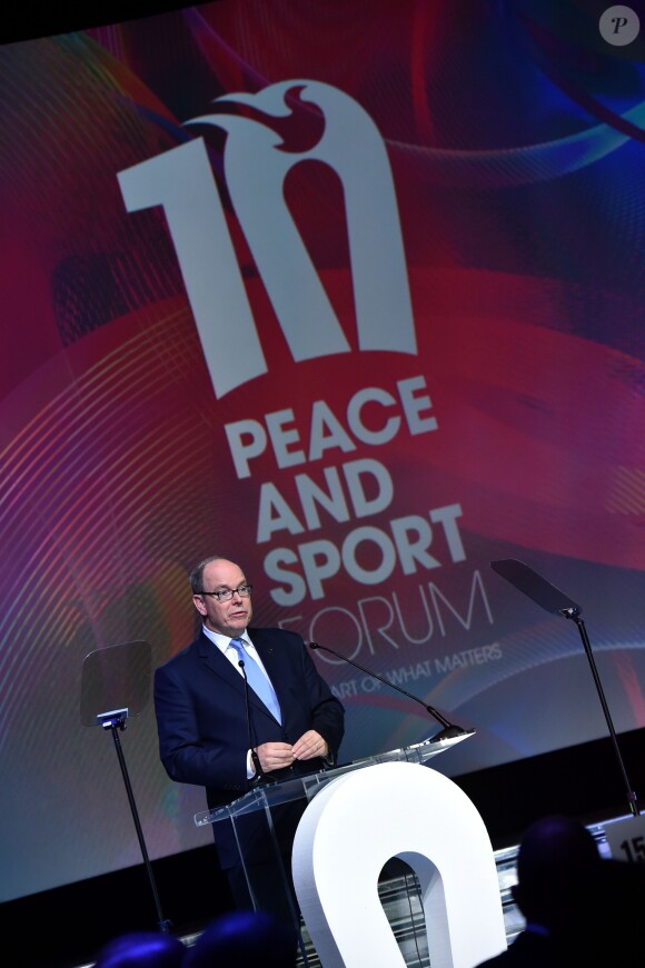 Le prince Albert II de Monaco durant la soirée de gala du 10ème Forum international de Peace and Sport au Sporting à Monaco le 7 décembre 2017. © Bruno Bebert/Bestimage