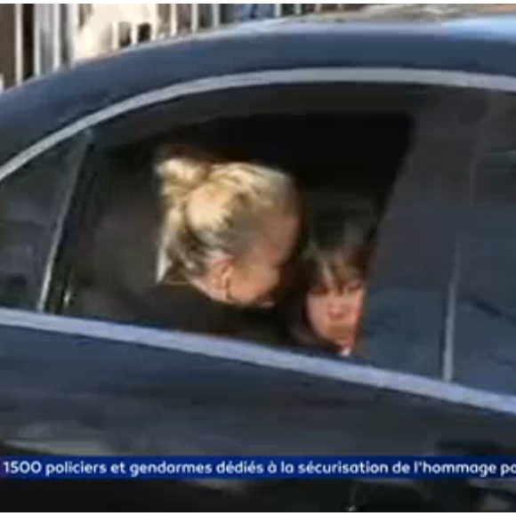 Laeticia Hallyday et sa fille Joy dans le cortège qui suit le cercueil de Johnny Hallyday. Obsèques de Johnny Hallyday à Paris. Le 9 décembre 2017.