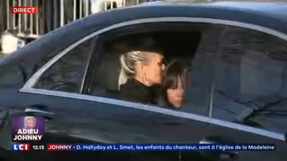 Laeticia Hallyday et sa fille Joy dans le cortège qui suit le cerceuil de Johnny Hallyday. Obsèques de Johnny Hallyday à Paris. Le 9 décembre 2017.