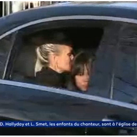 Laeticia Hallyday et sa fille Joy dans le cortège qui suit le cerceuil de Johnny Hallyday. Obsèques de Johnny Hallyday à Paris. Le 9 décembre 2017.