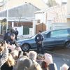11h18 - Le convoi funéraire de Johnny Hallyday sort du funérarium du Mont-Valérien à Nanterre, le 9 décembre 2017.