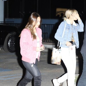 Exclusif - Selena Gomez est allée voir sa petite soeur danser avec son amie Francia Raisa à Los Angeles, le 9 décembre 2017 