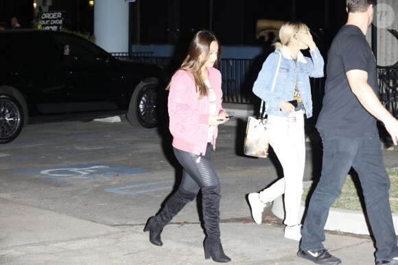 Exclusif - Selena Gomez est allée voir sa petite soeur danser avec son amie Francia Raisa à Los Angeles, le 9 décembre 2017 