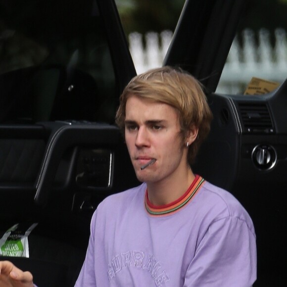 Exclusif - Justin Bieber et un ami se baladent et plaisantent avec les photographes dans les rues de West Hollywood, le 10 décembre 2017