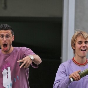 Exclusif - Justin Bieber et un ami se baladent et plaisantent avec les photographes dans les rues de West Hollywood, le 10 décembre 2017