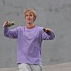 Exclusif - Justin Bieber et un ami se baladent et plaisantent avec les photographes dans les rues de West Hollywood, le 10 décembre 2017