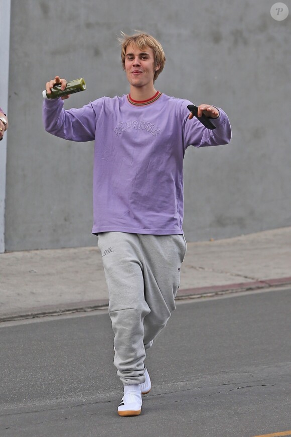 Exclusif - Justin Bieber et un ami se baladent et plaisantent avec les photographes dans les rues de West Hollywood, le 10 décembre 2017