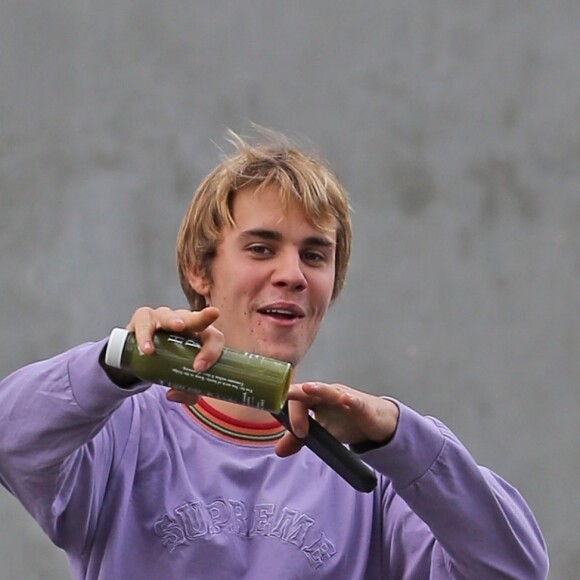 Exclusif - Justin Bieber et un ami se baladent et plaisantent avec les photographes dans les rues de West Hollywood, le 10 décembre 2017