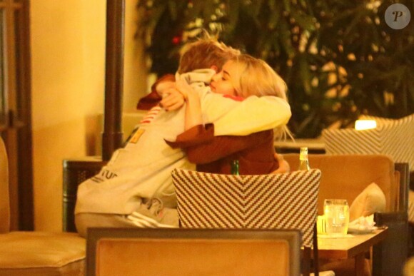 Exclusif - Justin Bieber et sa compagne Selena Gomez se câlinent et s'embrassent sur la terrasse d'un restaurant après avoir assisté à une messe nocturne à Beverly Hills, le 30 novembre 2017
