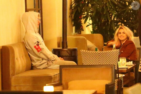 Exclusif - Justin Bieber et sa compagne Selena Gomez se câlinent et s'embrassent sur la terrasse d'un restaurant après avoir assisté à une messe nocturne à Beverly Hills, le 30 novembre 2017