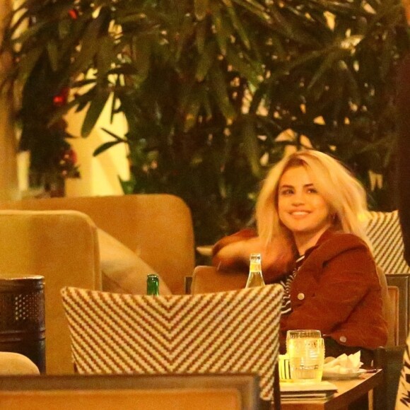 Exclusif - Justin Bieber et sa compagne Selena Gomez se câlinent et s'embrassent sur la terrasse d'un restaurant après avoir assisté à une messe nocturne à Beverly Hills, le 30 novembre 2017