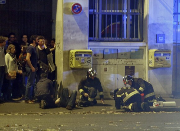 Les blessés sont évacués par les pompiers - Attentats à Paris: la fusillade dans la salle de concert du Bataclan aurait fait au moins 82 morts le 13 novembre 2015.