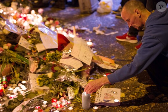 Hommages aux victimes des attentats du 13 novembre à Paris boulevard Voltaire près du Bataclan le 15 novembre 2015. © Vincent Emery / Bestimage