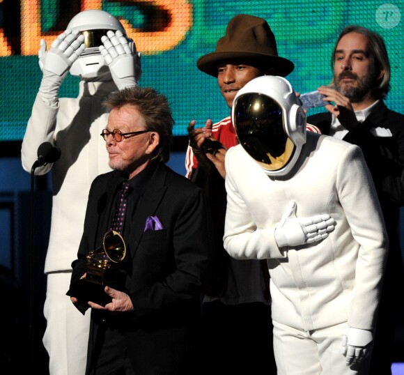 Daft Punk avec Nile Rodgers, Paul Williams et Pharrell Williams recoivent le prix de l'Album de l'année - 56e cérémonie des Grammy Awards à Los angeles, le 26 janvier 2014.