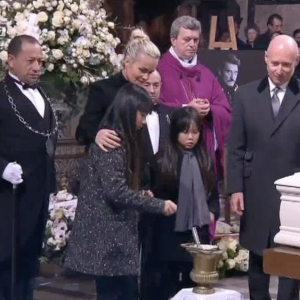 Laeticia Hallyday, Jade et Joy embrassent le cercueil de Johnny Hallyday à Paris, le 9 décembre 2017.



