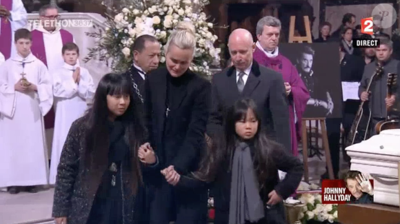 Laeticia Hallyday, Jade et Joy embrassent le cercueil de Johnny Hallyday à Paris, le 9 décembre 2017.



