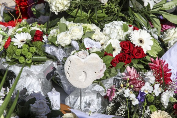 Illustration de la tombe fleurie de Johnny Hallyday au cimetière de Lorient sur l'Ile Saint-Barthélemy le 11 décembre 2017. La tombe est ornée du traditionnel coeur de Saint-Barth' en pierre pour l'éternité.