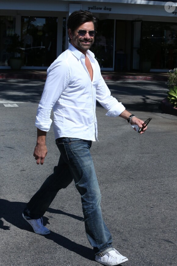 Exclusif - John Stamos dans les rues de Los Angeles, le 28 septembre 2017
