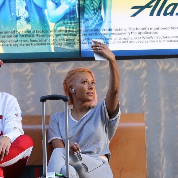 Mel B et son nouveau compagnon Gary Madatyan arrivent à l'aéroport de Burbank le 23 novembre 2017.