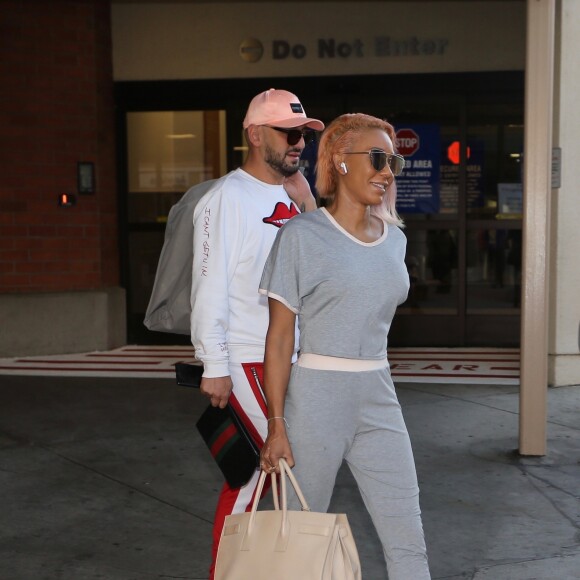 Mel B (cheveux roses) et son nouveau compagnon Gary Madatyan arrivent à l'aéroport de Burbank le 23 novembre 2017.