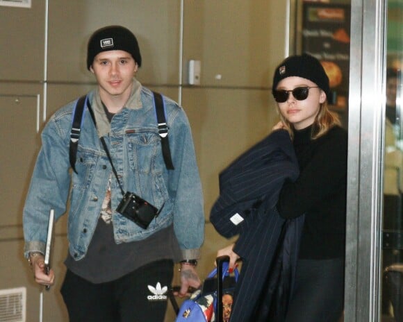 Exclusif - Chloë Grace Moretz et son compagnon Brooklyn Beckham arrivent à l'aéroport de JFK à New York, le 27 novembre 2017.