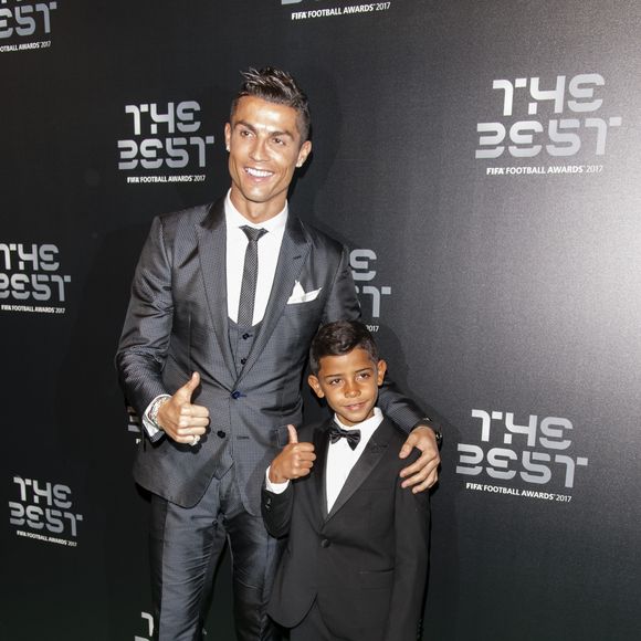 Cristiano Ronaldo (meilleur joueur) et son fils Cristiano Jr - The Best FIFA Football Awards 2017 au London Palladium à Londres, le 23 octobre 2017. © Pierre Perusseau/Bestimage