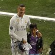 Cristiano Ronaldo et son fils Cristiano Jr lors de la fête pour la victoire de finale de la 12ème Ligue des Champions du Real Madrid contre la Juventus au stade Santiago Bernabeu à Madrid, le 4 juin 2017.