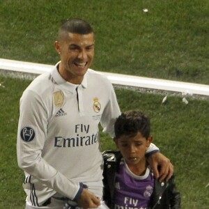 Cristiano Ronaldo et son fils Cristiano Jr lors de la fête pour la victoire de finale de la 12ème Ligue des Champions du Real Madrid contre la Juventus au stade Santiago Bernabeu à Madrid, le 4 juin 2017.
