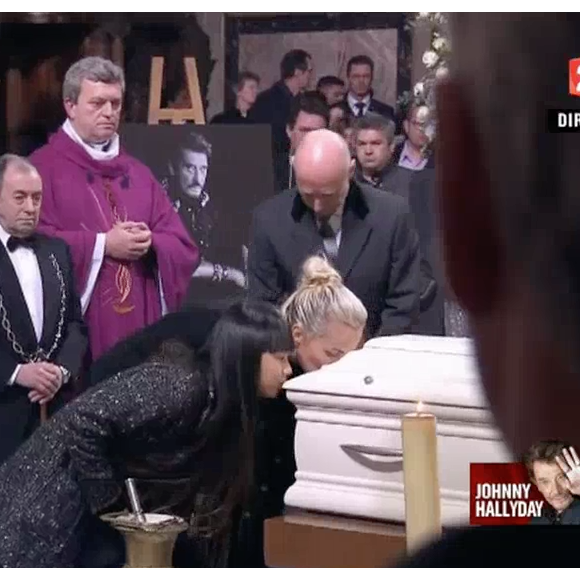 Laeticia Hallyday, Jade et Joy devant le cercueil de Johnny Hallyday à Paris, le 9 décembre 2017.



