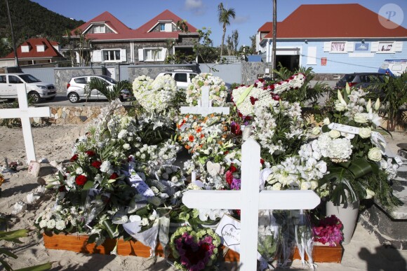 Illustration de la tombe fleurie de Johnny Hallyday au cimetière de Lorient sur l'Ile Saint-Barthélemy le 11 décembre 2017. La tombe est ornée du traditionnel coeur de Saint-Barth' en pierre pour l'éternité.