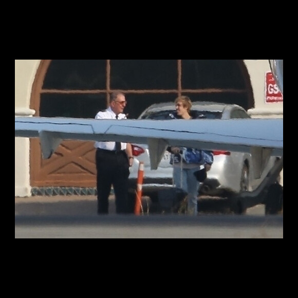 Justin Bieber et Selena Gomez prennent un jet privé à l'aéroport de Van Nuys à Los Angeles, le 16 décembre 2017