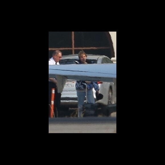 Justin Bieber et Selena Gomez prennent un jet privé à l'aéroport de Van Nuys à Los Angeles, le 16 décembre 2017