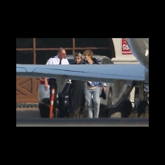 Justin Bieber et Selena Gomez prennent un jet privé à l'aéroport de Van Nuys à Los Angeles, le 16 décembre 2017