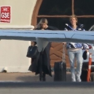 Justin Bieber et Selena Gomez prennent un jet privé à l'aéroport de Van Nuys à Los Angeles, le 16 décembre 2017