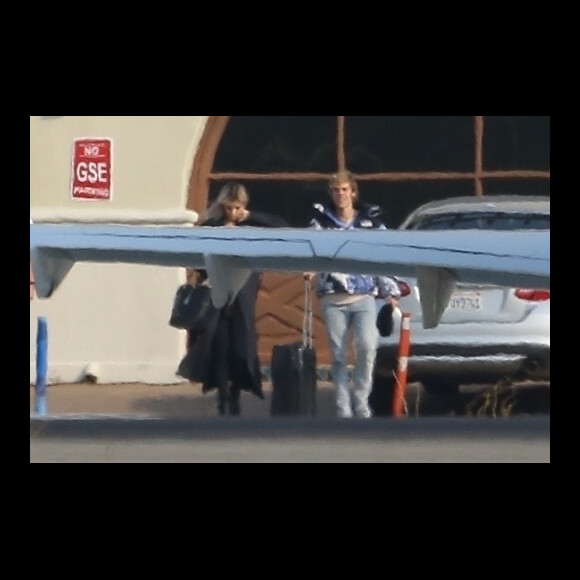Justin Bieber et Selena Gomez prennent un jet privé à l'aéroport de Van Nuys à Los Angeles, le 16 décembre 2017