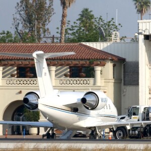 Justin Bieber et Selena Gomez prennent un jet privé à l'aéroport de Van Nuys à Los Angeles, le 16 décembre 2017