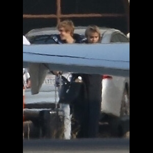 Justin Bieber et Selena Gomez prennent un jet privé à l'aéroport de Van Nuys à Los Angeles, le 16 décembre 2017