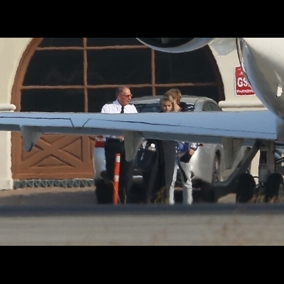 Justin Bieber et Selena Gomez prennent un jet privé à l'aéroport de Van Nuys à Los Angeles, le 16 décembre 2017