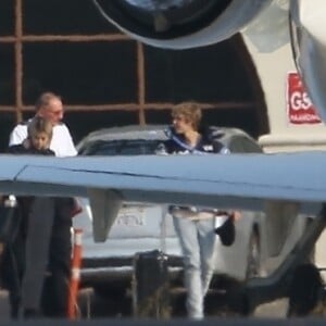 Justin Bieber et Selena Gomez prennent un jet privé à l'aéroport de Van Nuys à Los Angeles, le 16 décembre 2017